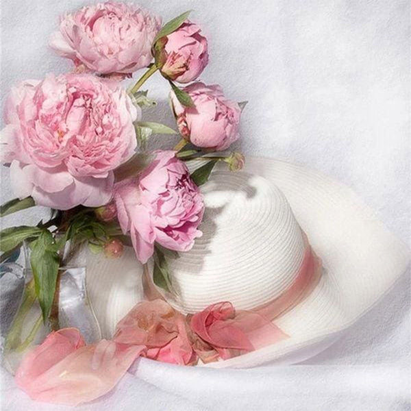 Diamond Painting - White Hat and Flowers
